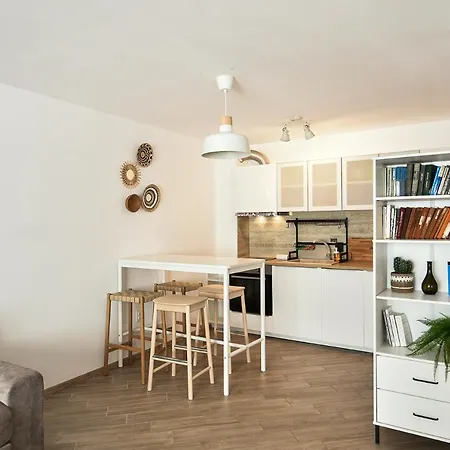 Flat Wi-fi & Streaming Apartament Warna